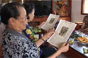 Những tấm huy hiệu Bác Hồ tặng 10 nữ dân quân thôn Nam Phú