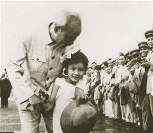 Kỷ niệm khó phai của bé gái Trung Quốc về một lần được gặp Bác Hồ