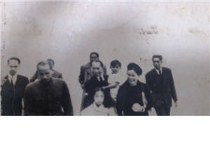 Bức ảnh kỷ niệm của gia đình ông Đào Nhật Vinh với Chủ tịch Hồ Chí Minh trong chuyến đi Pháp năm 1946