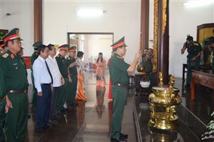 Thứ trưởng Bộ Quốc phòng – Thượng tướng Phan Văn Giang viếng mộ cụ Phó bảng Nguyễn Sinh Sắc