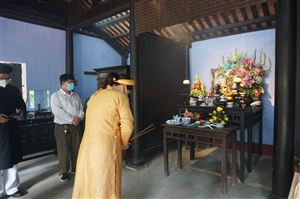 Dâng hương nhân Lễ giỗ lần thứ 121 của bà Hoàng Thị Loan, thân mẫu của Chủ tịch Hồ Chí Minh tại ngôi nhà Thành Nội