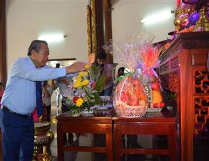 Phó Thủ tướng Thường trực Chính phủ Trương Hòa Bình viếng mộ cụ Phó bảng Nguyễn Sinh Sắc