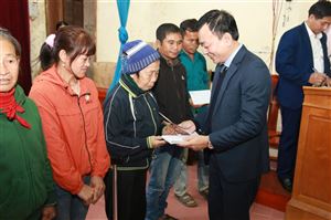 Bảo tàng Hồ Chí Minh trao tặng sách và quà Tết cho hộ nghèo tại xã Khai Sơn, huyện Anh Sơn, tỉnh Nghệ An