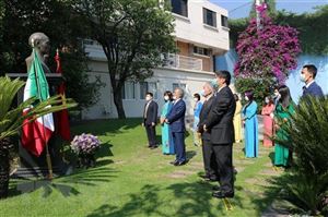 ĐSQ Việt Nam tại Mexico dâng hoa tại tượng Chủ tịch Hồ Chí Minh