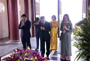 Hoạt động kỷ niệm ngày sinh Chủ tịch Hồ Chí Minh tại Lào và Thái Lan