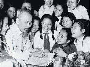 Học tập tấm gương làm việc trách nhiệm, khoa học, đổi mới của Chủ tịch Hồ Chí Minh