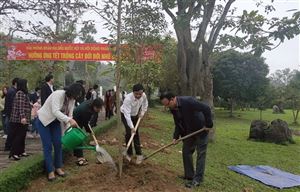 Hội đồng Nhân dân tỉnh Nghệ An trồng cây lưu niệm tại Khu mộ bà Hoàng Thị Loan