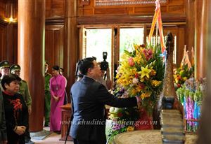 Đồng chí Vương Đình Huệ - Uỷ viên Bộ Chính trị, Chủ tịch Quốc hội nước CHXHCN Việt Nam dâng hương tại Khu di tích Kim Liên