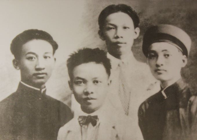 Trường Chinh (thứ hai, từ trái sang) thời niên thiếu cùng các bạn Nguyễn Phúc, Nguyễn Đức Cảnh, Đặng Tiệm Quỳ (đứng sau) khi còn học ở trường Thành Chung Nam Định (nay là THPT chuyên Lê Hồng Phong) khóa 1923-1926.