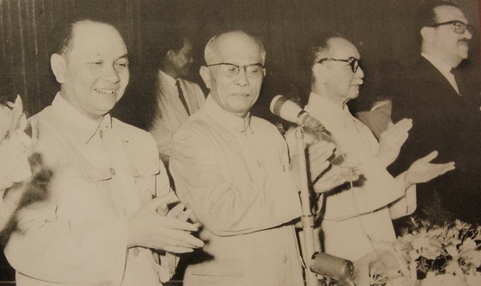 Từ 7-15/7/1960, Kỳ họp thứ nhất Quốc hội khóa II diễn ra tại Hà Nội, Trường Chinh (thứ nhất, từ trái sang) được bầu làm Chủ tịch Ủy ban Thường vụ Quốc hội và giữ chức vụ này thời kỳ 1960-1975.