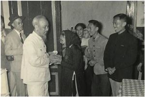 Sưu tập ảnh Chủ tịch Hồ Chí Minh thăm và chúc Tết ở Hà Nội lưu tại Kho cơ sở Bảo tàng Hồ Chí Minh