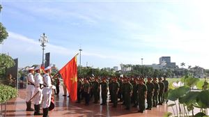 Cán bộ, chiến sĩ Công an tỉnh Đồng Tháp dâng hoa, báo công Chủ tịch Hồ Chí Minh tại Quảng trường Hồ Chí Minh
