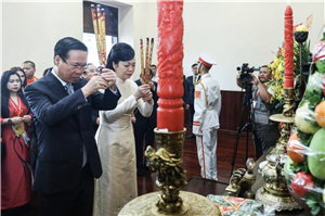Chủ tịch nước Võ Văn Thưởng và phu nhân cùng kiểu bào tiêu biểu thực hiện nghi thức dâng hương và thả cá chép tại Bảo tàng Hồ Chí Minh - chi nhánh thành phố Hồ Chí Minh