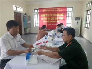 Bệnh viện Quân y 4 hỗ trợ Khu di tích Kim Liên phun hóa chất tiêu độc khử trùng và khám bệnh miễn phí