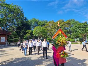 Đoàn đại biểu tham dự Trại hè Việt Nam năm 2022 về thăm và trồng cây lưu niệm tại Khu di tích Kim Liên