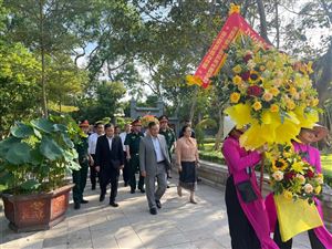 Đồng chí Xay Xổm Phon - Phôm Vi  Hản - Ủy viên Bộ chính trị, Chủ tịch Quốc hội nước Cộng hòa dân chủ nhân dân Lào về thăm Khu di tích Kim Liên