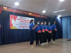 Đoàn phường 15 và 16, quận 4 dâng hương và tổ chức Lễ kết nạp đoàn viên mới tại Bảo tàng Hồ Chí Minh-chi nhánh thành phố Hồ Chí Minh