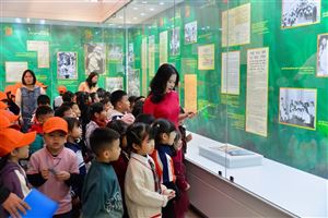 Khai mạc hai trưng bày chuyên đề “Vì lợi ích trăm năm trồng người” và “Trẻ em - Mầm non đất nước” tại Bảo tàng Hồ Chí Minh