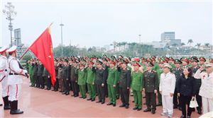 Đoàn đại biểu Công an tỉnh Nghệ An dâng hoa tưởng niệm Chủ tịch Hồ Chí Minh