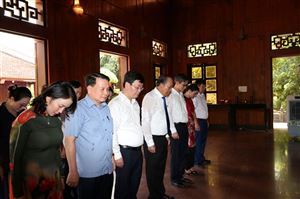Đồng chí Trương Hòa Bình - Ủy viên Bộ chính trị, Phó thủ tướng thường trực Chính phủ nước Cộng Hòa XHCN Việt Nam về thăm Khu di tích Kim Liên