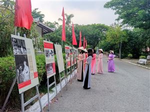 Triển lãm ảnh về Chủ tịch Hồ Chí Minh tại Khu Di tích Nguyễn Sinh Sắc