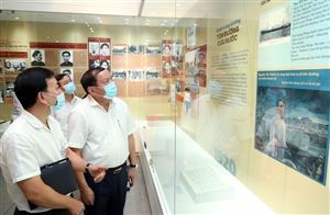 Bộ trưởng Nguyễn Văn Hùng: Nhiều hình ảnh, hiện vật xúc động ở trưng bày “Người đi tìm hình của nước”