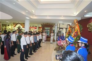 Lãnh đạo tỉnh Thừa Thiên Huế và thành phố Huế dâng hoa tại Bảo tàng Hồ Chí Minh Thừa Thiên Huế