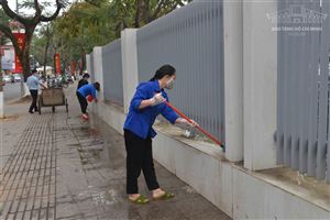 Đoàn Cơ sở Bảo tàng Hồ Chí Minh tham gia lao động công ích vệ sinh không gian, cảnh quan Bảo tàng