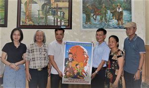 Bảo tàng Hồ Chí Minh tiếp nhận tác phẩm tranh cổ động đạt giải thưởng cuộc thi sáng tác tranh cổ động kỷ niệm 130 năm ngày sinh Chủ tịch Hồ Chí Minh