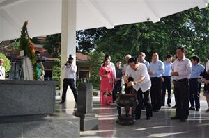 Phó Thủ tướng Chính phủ Vương Đình Huệ viếng mộ cụ Phó bảng Nguyễn Sinh Sắc