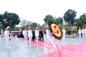 Đoàn đại biểu Ban Chỉ đạo phối hợp hoạt động Cụm Di tích lịch sử - văn hóa Ba Đình dâng hoa, vào Lăng viếng Chủ tịch Hồ Chí Minh và tưởng niệm các Anh hùng liệt sỹ