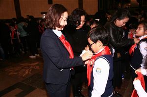 Lễ kết nạp Đội của Trường Tiểu học Trần Quốc Toản tại Bảo tàng Hồ Chí Minh