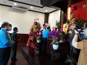 Đoàn đại biểu cán bộ Công đoàn thành phố, các phóng viên, các cơ quan báo chí dâng hương, dâng hoa Chủ tịch Hồ Chí Minh tại Bảo tàng Hồ Chí Minh – chi nhánh Thành phố Hồ Chí Minh