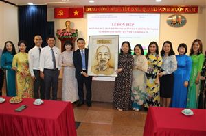 Đoàn đại biểu Hiệp hội Doanh nhân Việt Nam ở nước ngoài và Hội Doanh nhân Việt Nam tại Mông Cổ trao tặng hiện vật cho Bảo tàng Hồ Chí Minh chi nhánh thành phố Hồ Chí Minh