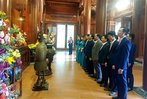 Đoàn đại biểu Ban Nội chính Tỉnh uỷ Nghệ An dâng hương tưởng niệm Chủ tịch Hồ Chí Minh