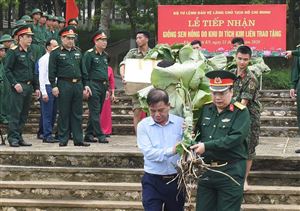 Khu Di tích Kim Liên trao tặng giống Sen hồng cho Bộ Tư lệnh Bảo vệ Lăng Chủ tịch Hồ Chí Minh