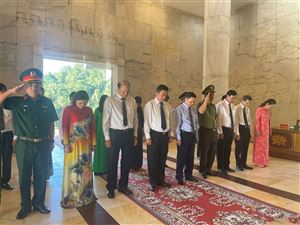 Đoàn đại biểu tỉnh Cao Bằng dâng hương Chủ tịch Hồ Chí Minh tại Khu di tích Quốc gia đặc biệt Pác Bó (xã Trường Hà, huyện Hà Quảng, Tỉnh Cao Bằng)