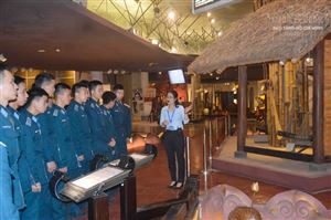 Cán bộ, học viên Học viện Phòng không-Không quân tham quan thực tế tại Bảo tàng Hồ Chí Minh