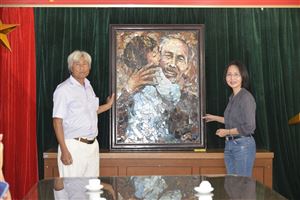 Bảo tàng Hồ Chí Minh tiếp nhận tranh sáng tác về Bác Hồ do họa sĩ Hoàng Công Tản và họa sĩ Đỗ Như Điềm trao tặng