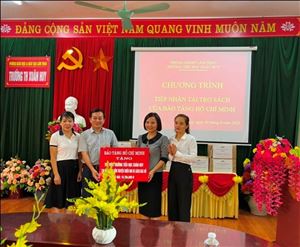 Bảo tàng Hồ Chí Minh trao tặng sách cho Trường Tiểu học Xuân Huy, huyện Lâm Thao, tỉnh Phú Thọ