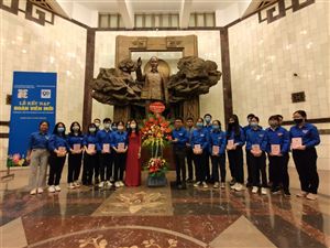 Chi đoàn TNCS Hồ Chí Minh Trường Trung học cơ sở Thành Công, Hà Nội tổ chức Lễ kết nạp đoàn viên tại Bảo tàng Hồ Chí Minh