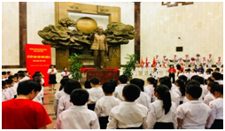 Lễ kết nạp Đội của học sinh Trường Tiểu học Trưng Vương tại Bảo tàng Hồ Chí Minh
