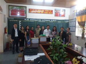 Khu di tích Kim Liên trao quà của nhà tài trợ cho Trường Tiểu học Thanh Hà, huyện Thanh Chương, Nghệ An