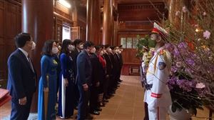 Đoàn đại biểu Tỉnh ủy – HĐND – UBND – UBMTTQ tỉnh Nghệ An dâng hoa, dâng hương tưởng niệm Chủ tịch Hồ Chí Minh