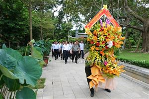 Đồng chí Phạm Minh Chính - Ủy viên Bộ Chính Trị, Thủ tướng Chính phủ Nước CHXHCN Việt Nam dâng hương tại Khu di tích Kim Liên