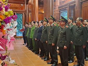 Thượng tướng Lương Tam Quang - Thứ trưởng Bộ Công An về thăm và chăm sóc cây lưu niệm tại Khu di tích Kim Liên