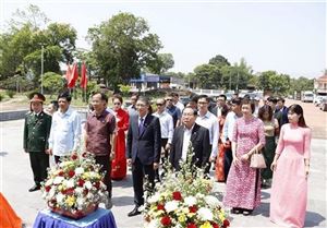 Người Việt tại Lào kỷ niệm 133 năm ngày sinh Chủ tịch Hồ Chí Minh