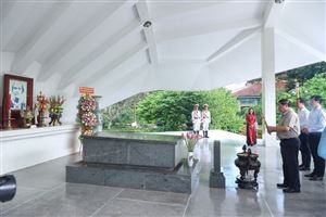 Thủ tướng dâng hương, viếng mộ Cụ Phó bảng Nguyễn Sinh Sắc