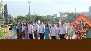 Ban tổ chức Giải Marathon Về miền Ví, Giặm Nghệ An năm 2023 dâng hoa, dâng hương, tưởng niệm Chủ tịch Hồ Chí Minh