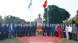Chủ tịch Quốc hội Vương Đình Huệ đặt vòng hoa tại Tượng đài Chủ tịch Hồ Chí Minh ở Buenos Aires